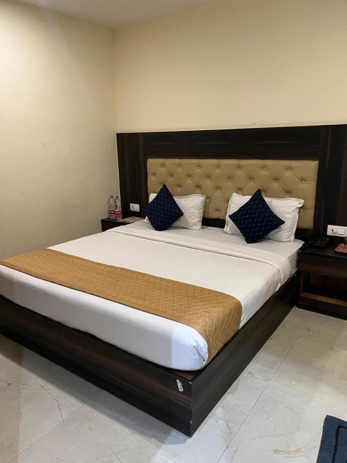 Hotel Sun plaza Luxury Nueva Delhi Exterior foto